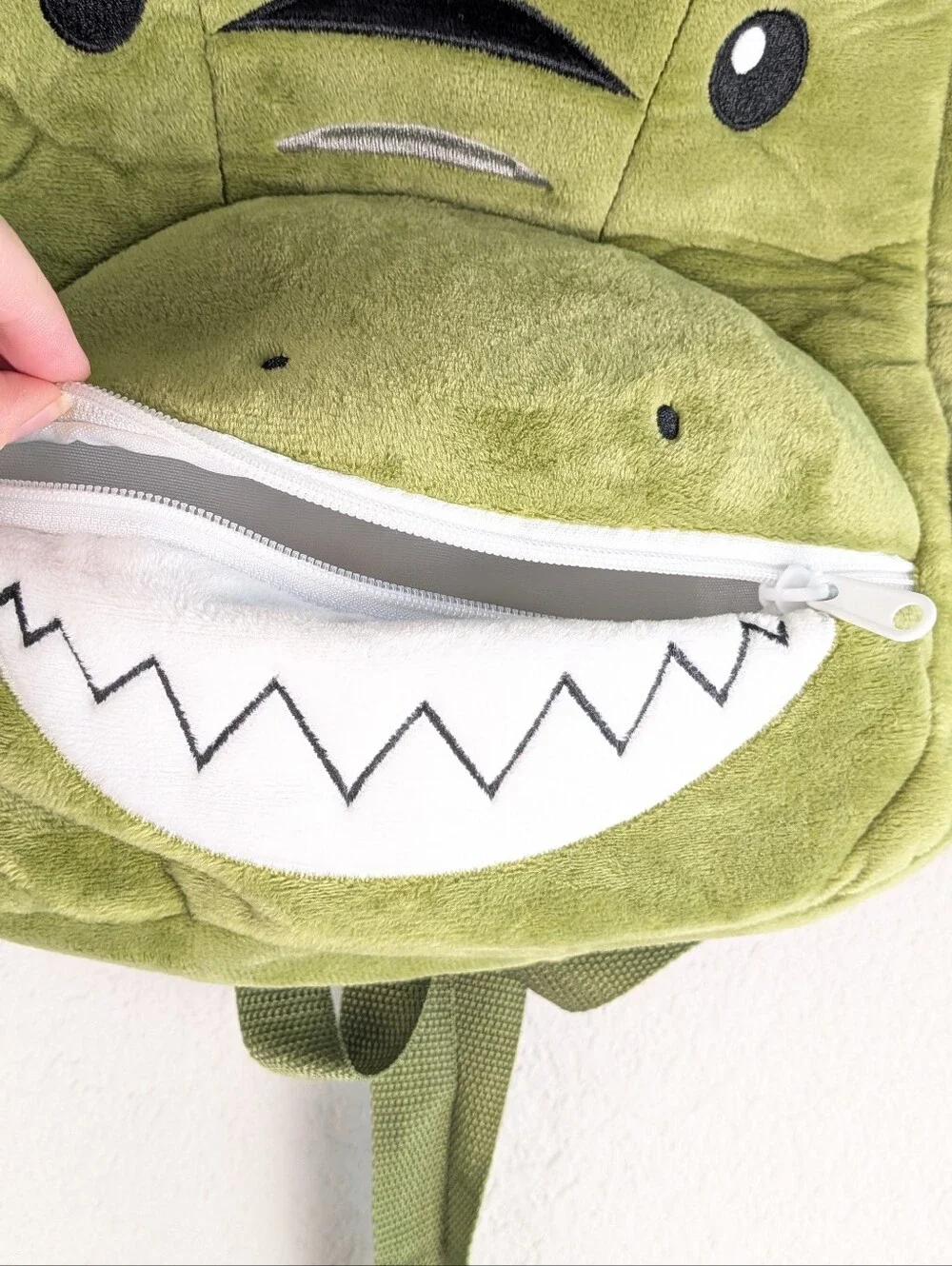 Kids Plush Dinosaur Backpack Zippered Mouth Pocket Green 3+ Unused Condition